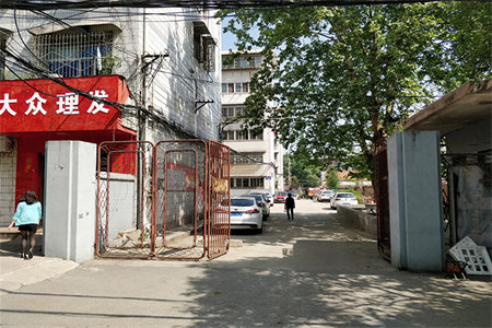 龙都新苑！60来万的套三！带车库！新装很板正！